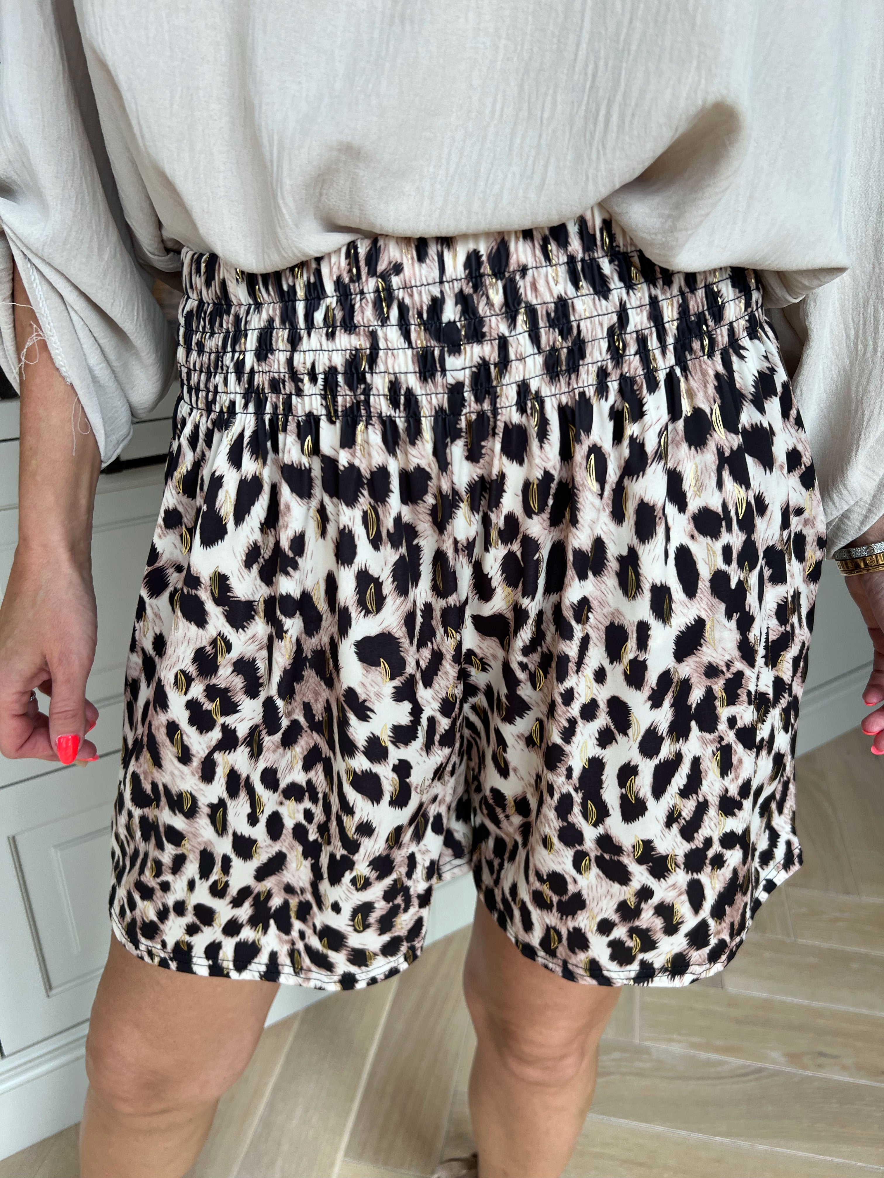Pams Leo Shorts - Elastiske shorts med leopardprint og gulddetaljer